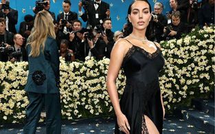 Georgina Rodríguez se llena de burlas por asistir a la MET Gala 2025 con un vestido lencero